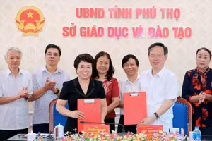 Đại diện Sở GD&ĐT tỉnh Phú Thọ và Hội Khuyến học tỉnh Phú Thọ ký kết Chương trình phối hợp.