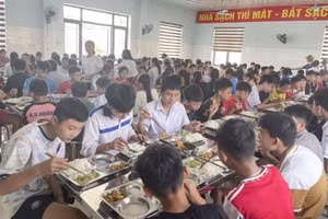 Đảm bảo vệ sinh an toàn thực phẩm cho học sinh tại trường PTDTBT THCS Hùng Mỹ, huyện Chiêm Hóa (ảnh minh họa).