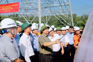 Thủ tướng Phạm Minh Chính kiểm tra tiến độ thi công Đường dây 500kV Lào Cai-Vĩnh Yên.