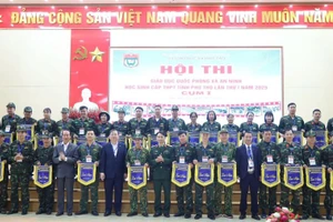 Ban tổ chức tặng cờ lưu niệm cho đại diện các đội thi.