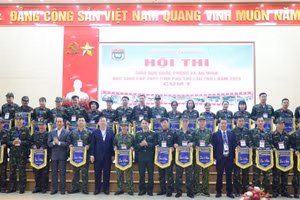 Ban tổ chức tặng cờ lưu niệm cho đại diện các đội thi.