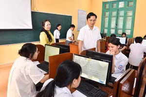 Ông Vũ Đình Hưng - Giám đốc Sở GD&ĐT tỉnh Tuyên Quang kiểm tra công tác tổ chức thi thử trực tuyến lần 2.