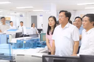 Ông Trần Duy Đông, Chủ tịch UBND tỉnh Phú Thọ kiểm tra tại Bệnh viện Đa khoa tỉnh Phú Thọ.