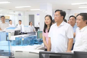 Ông Trần Duy Đông, Chủ tịch UBND tỉnh Phú Thọ kiểm tra tại Bệnh viện Đa khoa tỉnh Phú Thọ.