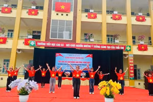 Trường Tiểu học Cao Xá (huyện Lâm Thao, tỉnh Phú Thọ) tổ chức sinh hoạt dưới cờ với chủ điểm “Thiếu nhi Việt Nam mừng non sông thống nhất” chào mừng kỷ niệm 50 năm Ngày Giải phóng miền Nam, thống nhất đất nước (30/4/1975 - 30/4/2025).