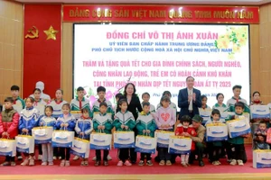 Phó Chủ tịch nước Võ Thị Ánh Xuân và ông Phùng Khánh Tài - Phó Bí thư Thường trực Tỉnh ủy Phú Thọ trao quà cho các trẻ em có hoàn cảnh khó khăn.