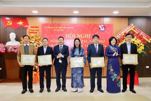 Lãnh đạo Hội Nhà báo tỉnh khen thưởng các cá nhân có thành tích xuất sắc về xây dựng Hội năm 2025. 