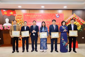 Lãnh đạo Hội Nhà báo tỉnh khen thưởng các cá nhân có thành tích xuất sắc về xây dựng Hội năm 2025. 