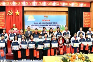 Lãnh đạo UBND tỉnh Tuyên Quang tặng quà cho các em thiếu nhi tham gia diễn đàn.