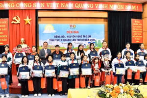 Lãnh đạo UBND tỉnh Tuyên Quang tặng quà cho các em thiếu nhi tham gia diễn đàn.