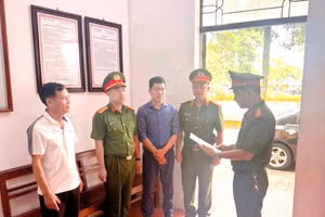 Cơ quan công an tỉnh Phú Thọ thi hành lệnh bắt bị can để tạm giam đối với Trần Tuấn Phương - thứ 3 từ phải sang (ảnh Công an tỉnh Phú Thọ).