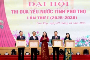 Phó Chủ tịch nước Võ Thị Ánh Xuân trao Huân chương Lao động hạng Nhất cho 1 cá nhân, Huân chương Lao động hạng Nhì cho 3 cá nhân.
