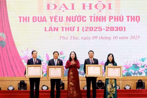 Phó Chủ tịch nước Võ Thị Ánh Xuân trao Huân chương Lao động hạng Nhất cho 1 cá nhân, Huân chương Lao động hạng Nhì cho 3 cá nhân. 