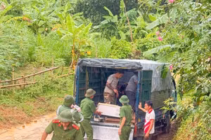 Công an tỉnh Phú Thọ hỗ trợ người dân sơ tán tránh ảnh hưởng của cơn bão số 3. (ảnh CAT Phú Thọ)