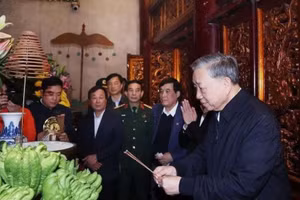 Tổng Bí thư Tô Lâm dâng hương tưởng niệm các Vua Hùng.