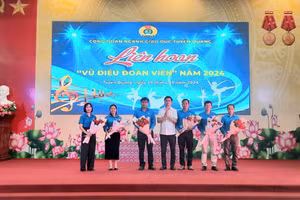 Ông Vũ Đình Hưng - Giám đốc Sở GD&ĐT tỉnh Tuyên Quang tặng hoa cho đại diện các đoàn dự Liên hoan Vũ điệu đoàn viên.