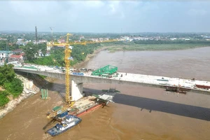 Đơn vị thi công đang nỗ lực hoàn thiện những hạng mục cuối cùng cầu Phong Châu mới ở Phú Thọ.