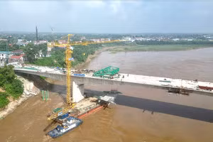 Đơn vị thi công đang nỗ lực hoàn thiện những hạng mục cuối cùng cầu Phong Châu mới ở Phú Thọ.