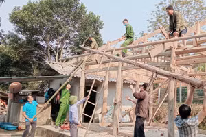 Lực lượng chức năng xã Chiêm Hóa (tỉnh Tuyên Quang) giúp đỡ người dân tháo dỡ nhà cũ để xây dựng nhà mới.