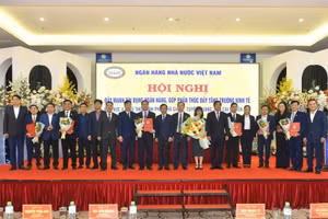 Các đại biểu chụp ảnh lưu niệm cùng Ban Lãnh đạo Ngân hàng Nhà nước chi nhánh Khu vực 4.