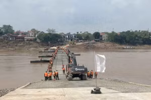 Lực lượng chức năng triển khai bắc, nối thông cầu phao PMP 60T qua sông Hồng ngày 29/9.