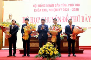 Ông Bùi Minh Châu, Bí thư Tỉnh ủy, Chủ tịch HĐND tỉnh Phú Thọ tặng hoa chúc mừng Phó Chủ tịch HĐND tỉnh, Phó Chủ tịch UBND tỉnh và chia tay các cán bộ nghỉ hưu, chuyển công tác.