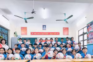 Cô và trò lớp 3A1 Trường Tiểu học Cao Xá (huyện Lâm Thao) hưởng ứng kỷ niệm 50 năm Ngày Giải phóng miền Nam, thống nhất đất nước (30/4/1975 - 30/4/2025).