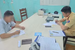 Lái xe Vũ Q. (bên trái) làm việc với CSGT (ảnh: Công an tỉnh Phú Thọ).