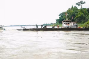 Lực lượng Công binh chuẩn bị chạy thử không tải phà quân sự tại Phong Châu.