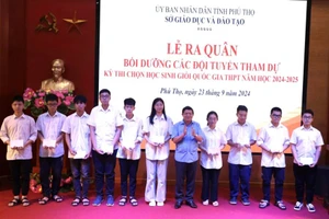 Lãnh đạo Sở GD&ĐT tỉnh Phú Thọ trao quà động viên các tổ giáo viên bồi dưỡng các đội tuyển tham dự Kỳ thi chọn học sinh giỏi Quốc gia THPT, năm học 2024-2025