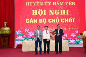 Thầy giáo Trình nhận Bằng khen của Ban tuyên giáo Trung ương. (Ảnh: ĐVCC)