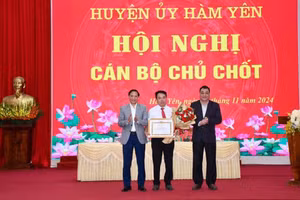 Thầy giáo Trình nhận Bằng khen của Ban tuyên giáo Trung ương. (Ảnh: ĐVCC)