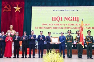 Thừa ủy quyền của Chủ tịch nước, ông Bùi Huy Vĩnh, Phó Bí thư Tỉnh ủy Phú Thọ trao Huân chương Lao động hạng Nhì cho Nhân dân và cán bộ phường Vĩnh Yên.