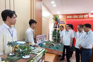 Ban Tổ chức cuộc thi tham quan lĩnh vực sản phẩm thân thiện với môi trường.