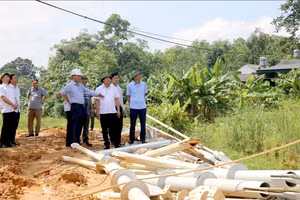 Ông Nguyễn Mạnh Sơn, Phó Chủ tịch UBND tỉnh Phú Thọ cùng lãnh đạo các sở, ngành liên quan kiểm tra thực tế Dự án đoạn qua xã Quảng Yên.