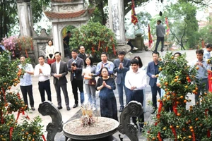 Ông Dương Hoàng Hương - Giám đốc Sở VH, TT&DL tỉnh Phú Thọ cùng đoàn công tác dâng hương tại Khu di tích danh thắng Tây Thiên.