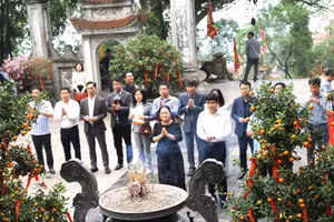 Ông Dương Hoàng Hương - Giám đốc Sở VH, TT&DL tỉnh Phú Thọ cùng đoàn công tác dâng hương tại Khu di tích danh thắng Tây Thiên.