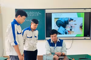 Giảng viên Trường Cao đẳng Nghề Phú Thọ hướng dẫn học sinh thực hành nghề.