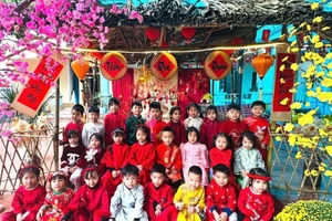 Các bé trường MN Phong Châu tại gian hàng “Thôn quê quán”.