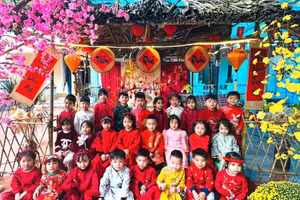 Các bé trường MN Phong Châu tại gian hàng “Thôn quê quán”.