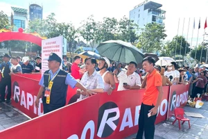 Người dân xếp hàng mua vé trận chung kết bóng chuyền nữ VTV Cup 2025 tại nhà thi đấu Vĩnh Phúc.