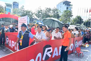 Người dân xếp hàng mua vé trận chung kết bóng chuyền nữ VTV Cup 2025 tại nhà thi đấu Vĩnh Phúc.