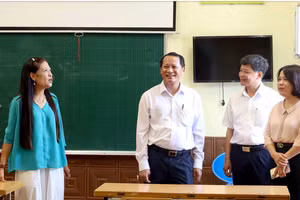 Ông Nguyễn Phú Sơn - Phó Giám đốc Sở GD&ĐT tỉnh Phú Thọ kiểm tra tại trường Tiểu học Gia Cẩm.