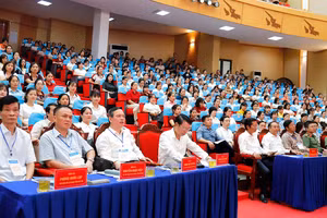 Các đại biểu và thí sinh dự khai mạc. 