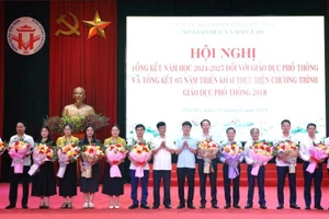 Lãnh đạo Sở GD&ĐT tỉnh Phú Thọ tặng hoa chia tay lãnh đạo các Phòng GD&ĐT huyện, thị, thành.