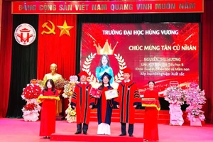 Lãnh đạo trường Đại học Hùng Vương trao bằng tốt nghiệp cho cử nhân Nguyễn Thu Hương xếp loại tốt nghiệp Xuất sắc.