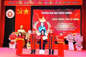 Lãnh đạo trường Đại học Hùng Vương trao bằng tốt nghiệp cho cử nhân Nguyễn Thu Hương xếp loại tốt nghiệp Xuất sắc.