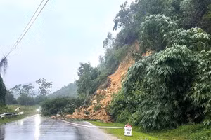 Trên quốc lộ 70B thuộc khu 8, xã Văn Lang (khu 8, xã Bằng Giã cũ), tỉnh Phú Thọ xảy ra sạt lở núi đá với khối lượng đất đá.