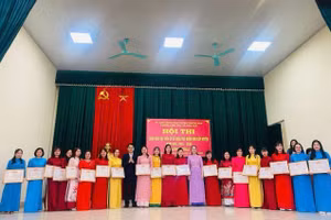 Ban Tổ chức hội thi trao thưởng cho các giáo viên.