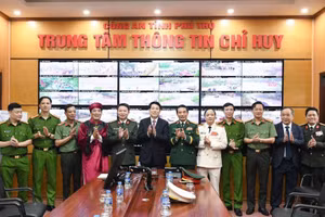 Chủ tịch nước Lương Cường cùng các đại biểu tới thăm Trung tâm thông tin chỉ huy Công an tỉnh Phú Thọ tại Đền Hùng (Ảnh: Công an tỉnh Phú Thọ)